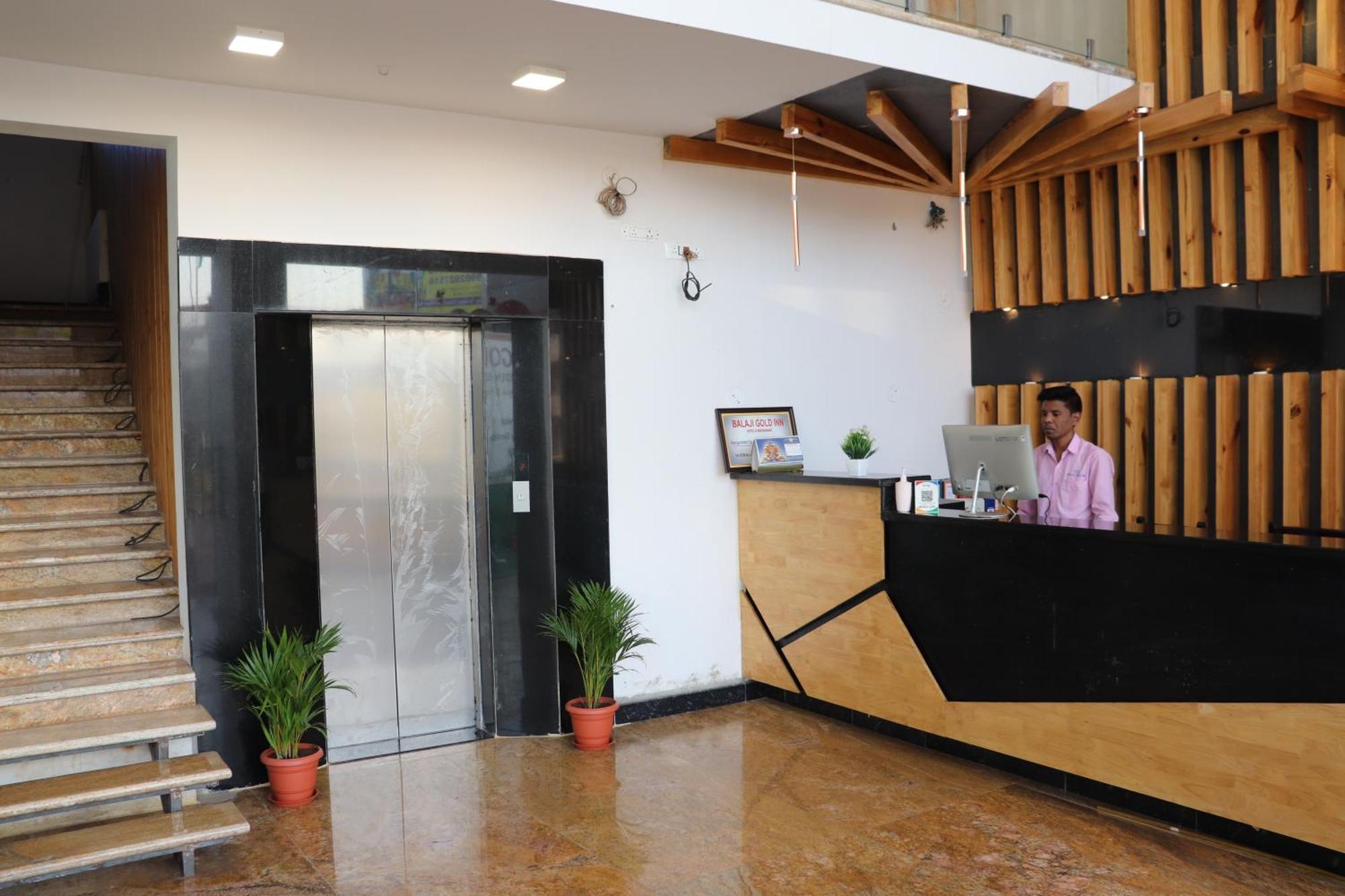 Balaji Gold Inn Hotel 胡布利 外观 照片